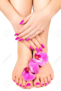 18867904-rosa-manicure-e-pedicure-con-un-fiore-di-orchidea-Archivio-Fotografico