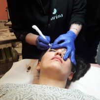 La nostra insegnante insieme ai nostri studenti durante  una lezione di DI MICROBLADING! nella nostra sede di Udine !!!! Complimenti !!!!