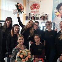 La nostra insegnante insieme ai nostri studenti durante l’esame del corso di MASTER CLASS TRUCCO Nella nostra sede di Udine !!!! Complimenti !!!!